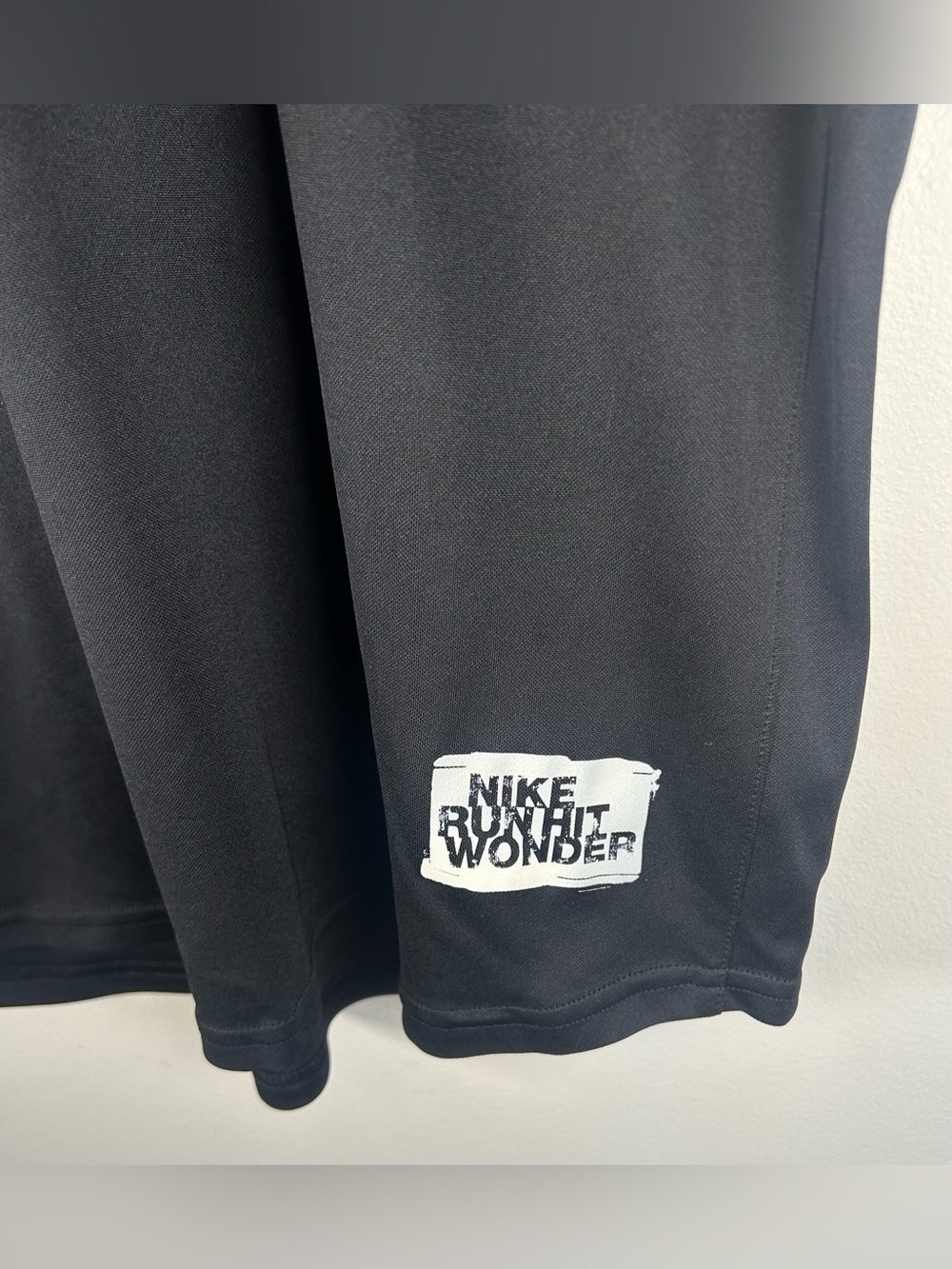 Nike Running Men’s T-shirt Size L Black Dri Fit Logo Run Hit Wonder Run Hard EUE - Picture 6 of 12